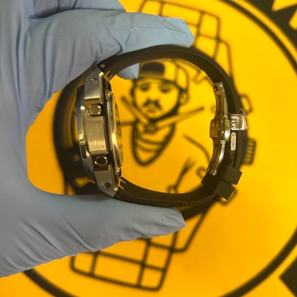 Casio G-Shock GA-2100 “CasiOak” – Neon Yellow Dial, Silver Custom Bezel, Analog- - Picture 4 of 6